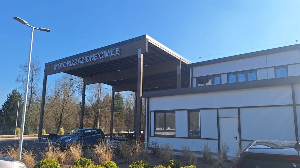 Si presenta all’esame della patente con auricolare, microtelefono e router attaccati a braccia e gambe: denunciato