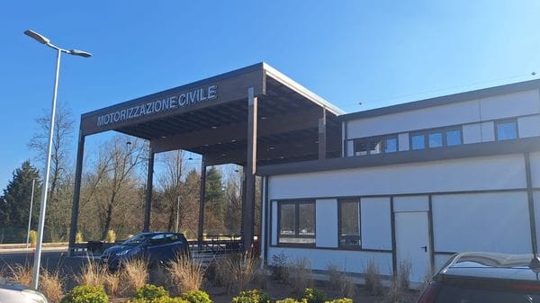 Si presenta all’esame della patente con auricolare, microtelefono e router attaccati a braccia e gambe: denunciato