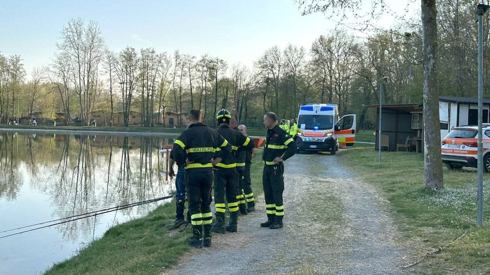 Cade nel laghetto con il parapendio: salvato da due volontari