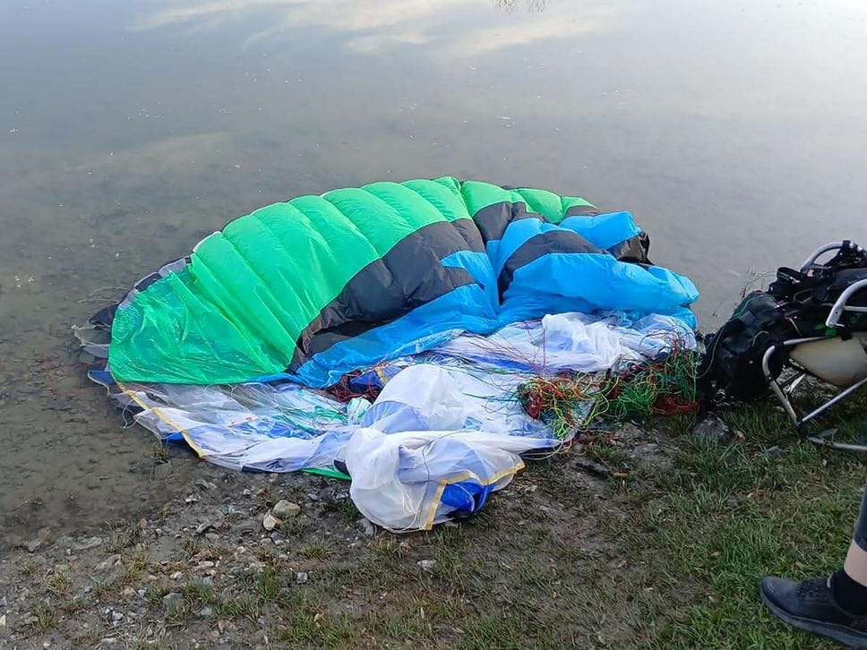 Cade nel laghetto con il parapendio: salvato da due volontari