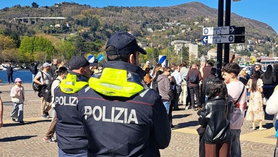 Infiltrati in coda alla biglietteria: adescavano clienti per i taxi boat