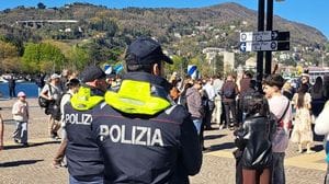 Infiltrati in coda alla biglietteria: adescavano clienti per i taxi boat