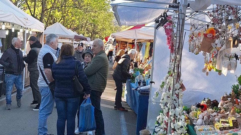 La “costellina” del lago e i panni miracolosi. A spasso tra le bancarelle