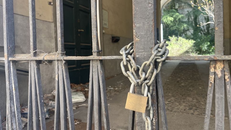 Il destino dell’ex casa albergo, abbandonata da 14 anni