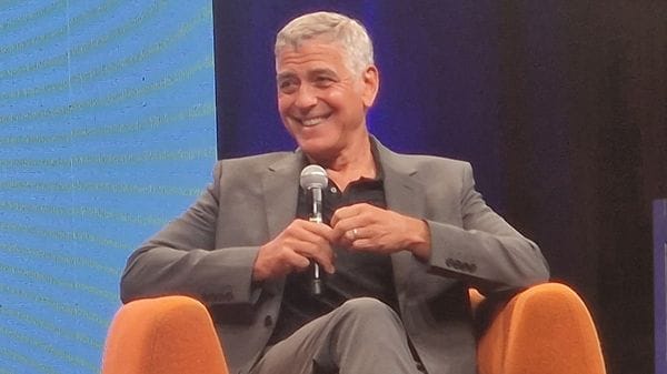 Clooney si racconta davanti a migliaia di studenti: «Ora vivo in Francia, lì non ci fotografano»