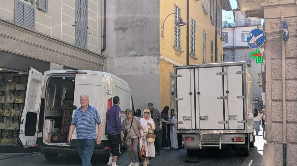«Furgoni a un metro dai tavolini». Allarme sicurezza in centro storico