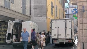 «Furgoni a un metro dai tavolini». Allarme sicurezza in centro storico