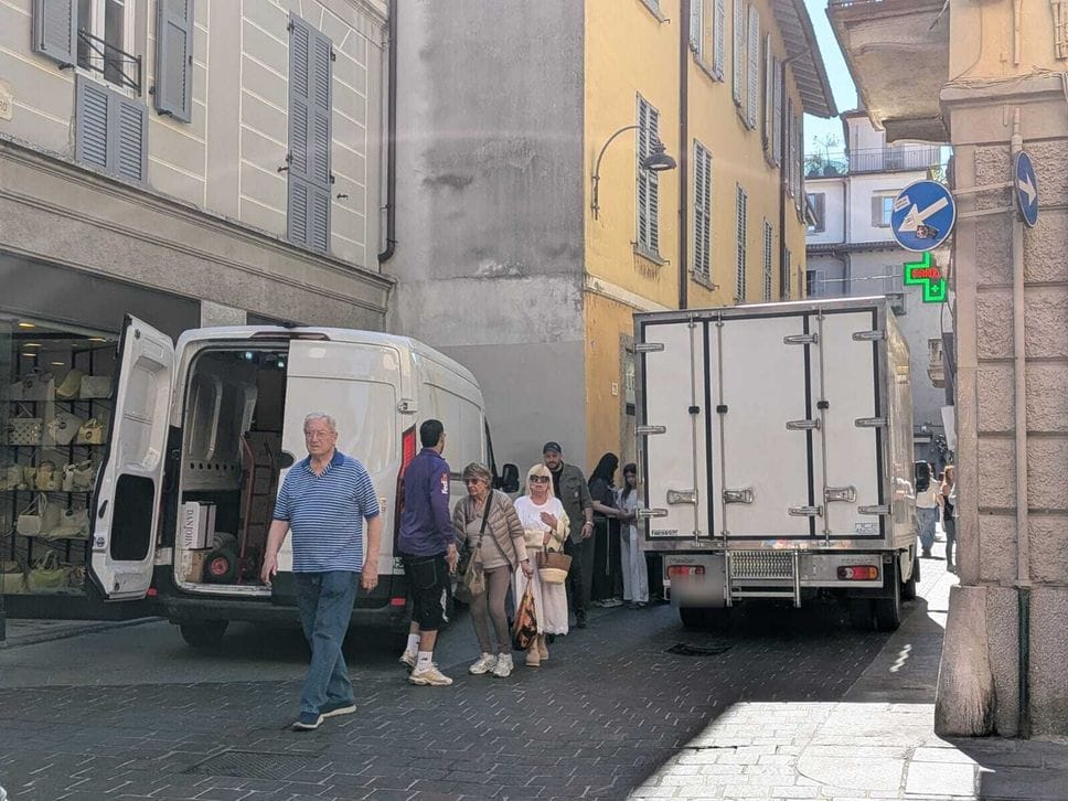 «Furgoni a un metro dai tavolini». Allarme sicurezza in centro storico