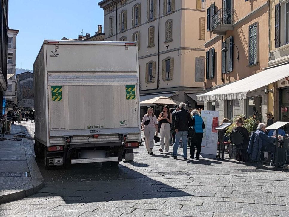 «Furgoni a un metro dai tavolini». Allarme sicurezza in centro storico