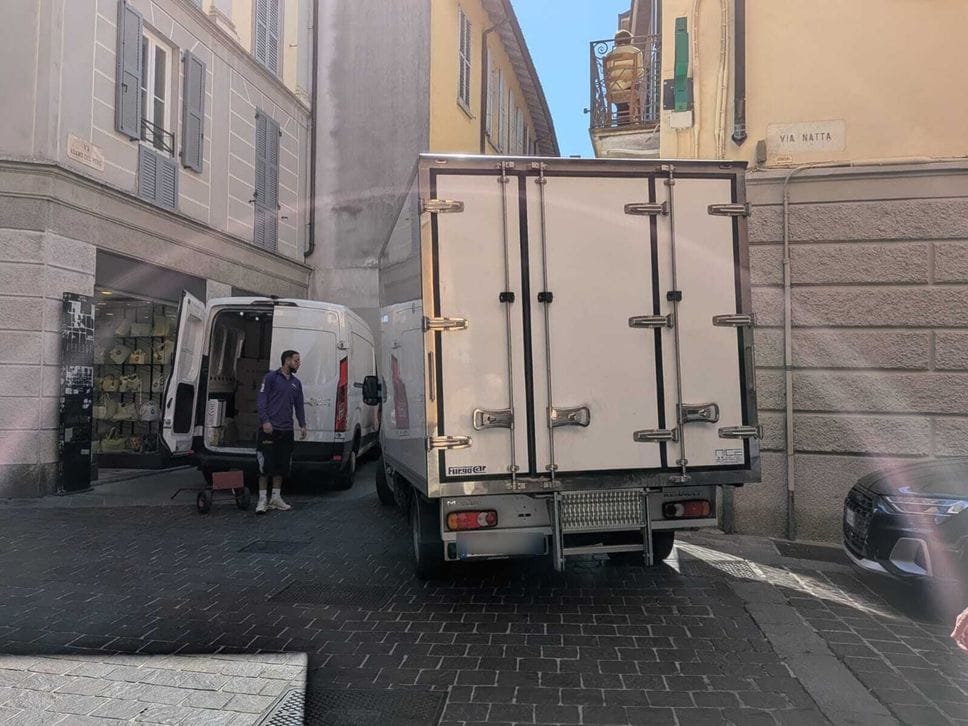 «Furgoni a un metro dai tavolini». Allarme sicurezza in centro storico
