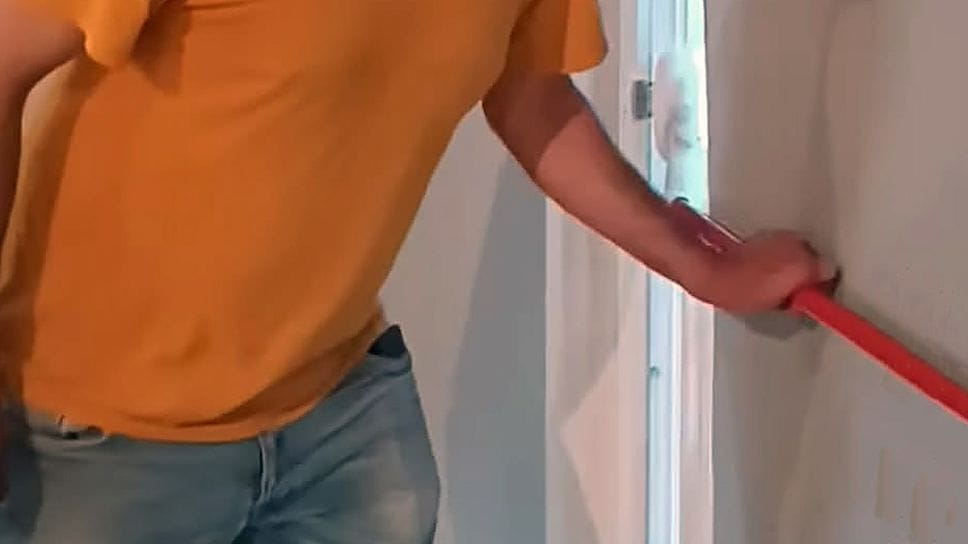 «Le porte antipanico non funzionano». Ma il sindaco li smentisce con un video