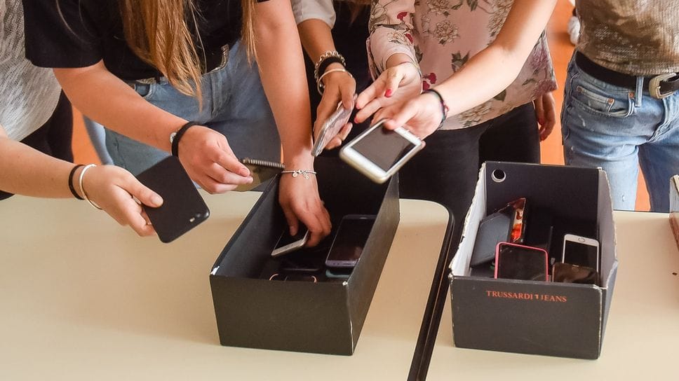 Social media vietati ai minori di 15 anni: dopo l’Australia, anche la Grecia annuncia il divieto