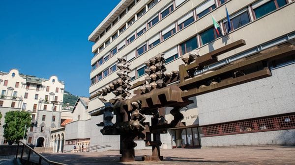 «Supercar rubate e riciclate». In Tribunale si è aperto il processo