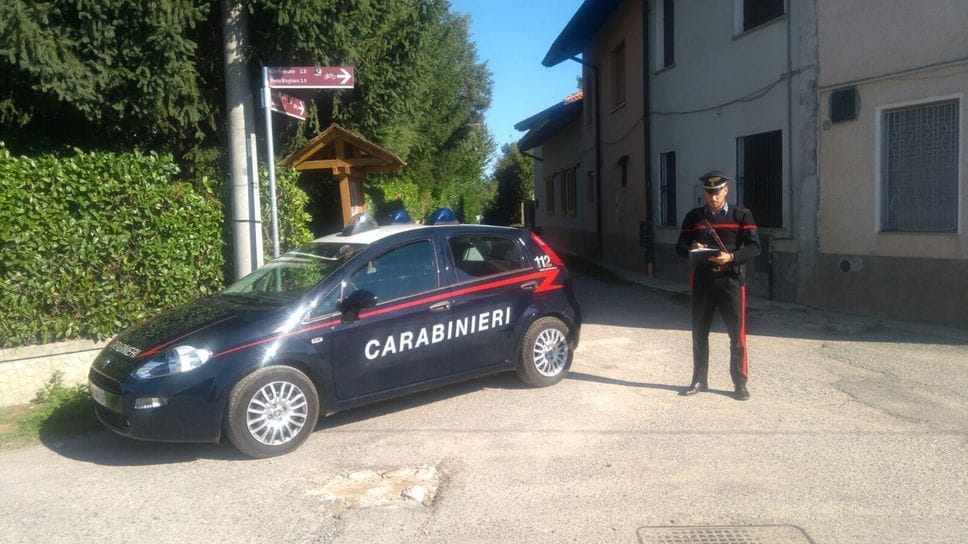 Venditori di aspirapolveri insistenti: arrivano i carabinieri