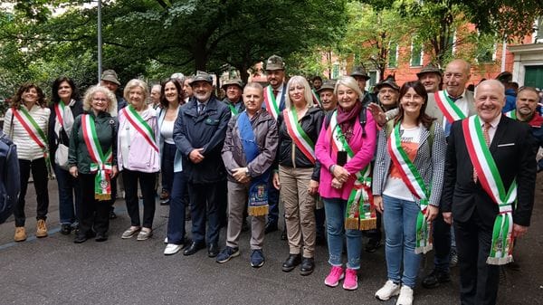 Gli alpini lariani invadono  Genova. Un ponte di solidarietà e orgoglio
