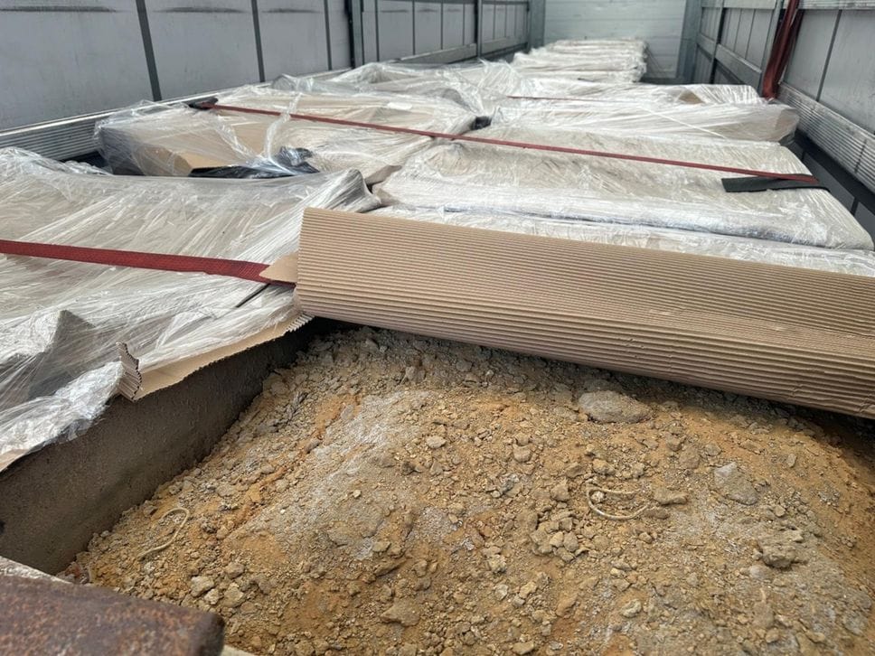 Alla dogana con oltre 24 tonnellate di rifiuti: tir sequestrato e denunciato l’autista bielorusso  