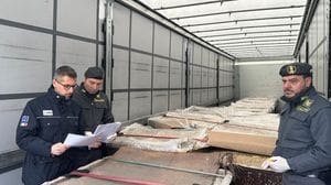 Alla dogana con oltre 24 tonnellate di rifiuti: tir sequestrato e denunciato l’autista bielorusso  