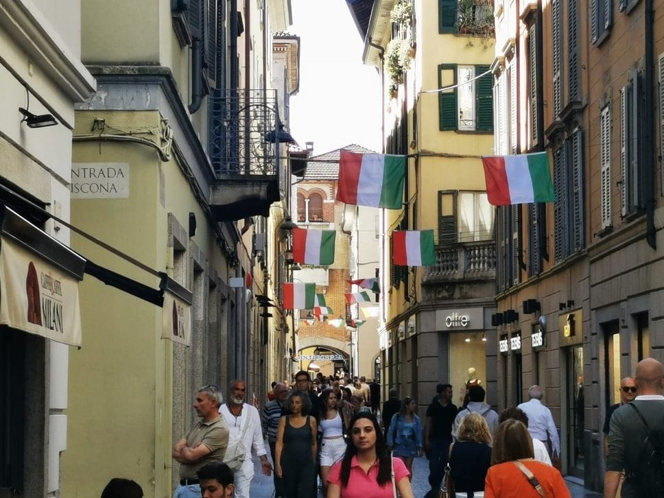 Maxi tavolata per 500 in via Volta: così Como festeggia la Repubblica
