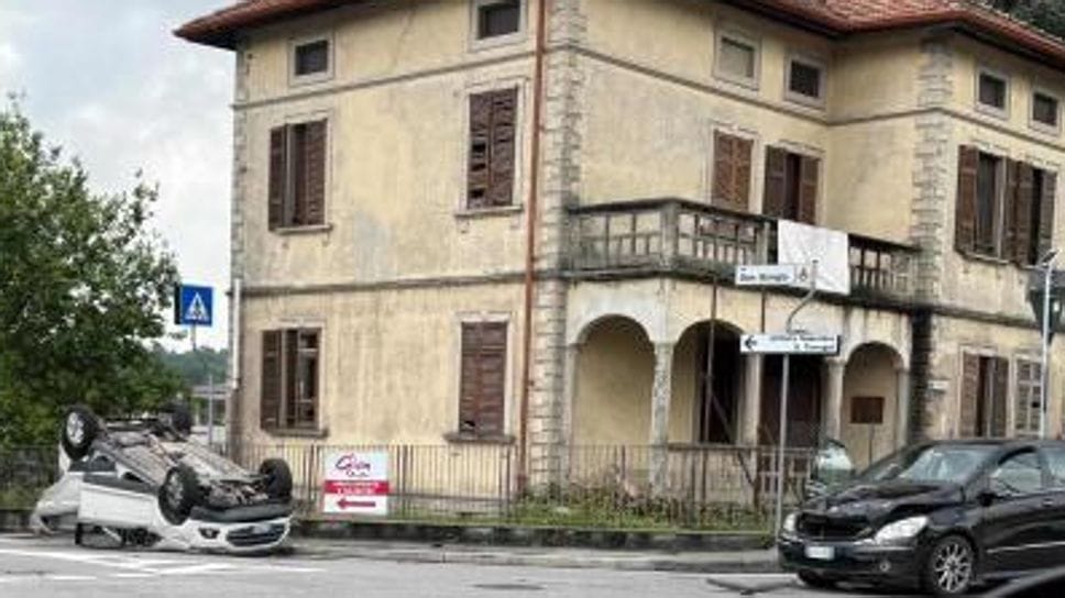 Olgiate, scontro tra due auto: una si ribalta