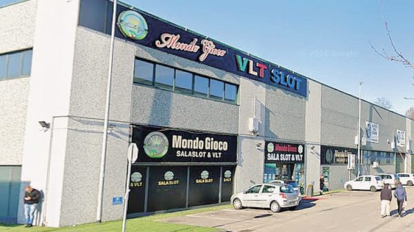 Blitz notturno dentro la sala slot, in azione tre uomini con il volto coperto