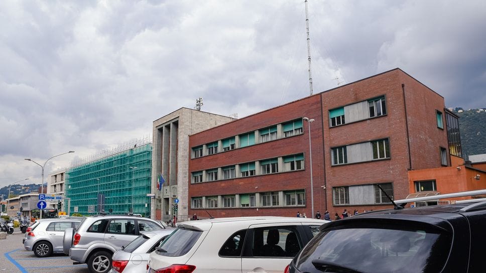 Cercano di rubare un motorino davanti alla Questura: denunciati due uomini