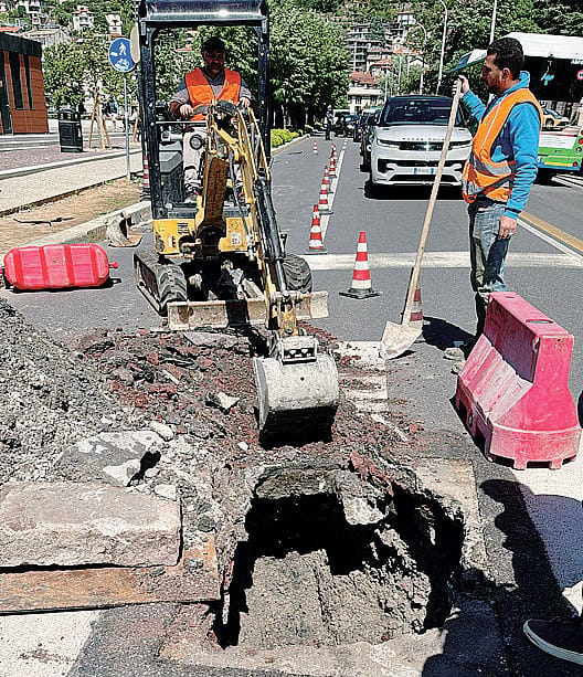 Lungolago, chiuse le paratie per riparare la voragine