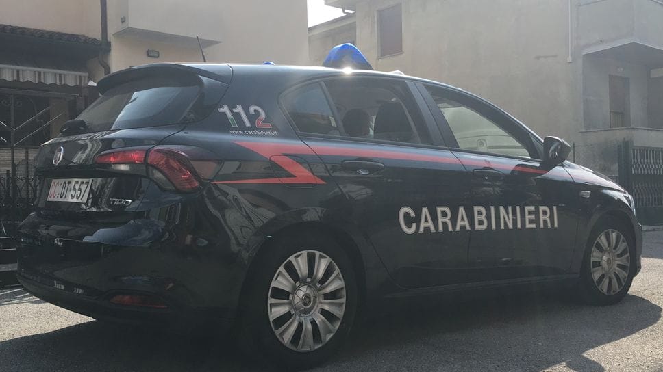 Viola il divieto di avvicinamento alla madre anziana: arrestato