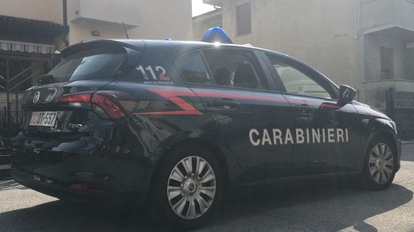 Viola il divieto di avvicinamento alla madre anziana: arrestato