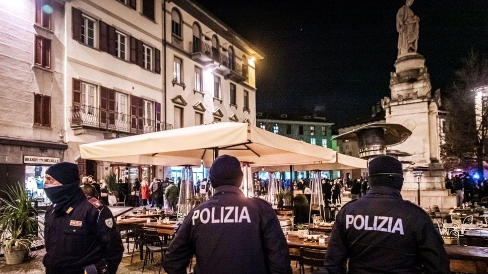 Accoltellò un giovane in piazza Volta. Condannato a oltre otto anni