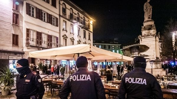 Accoltellò un giovane in piazza Volta. Condannato a oltre otto anni