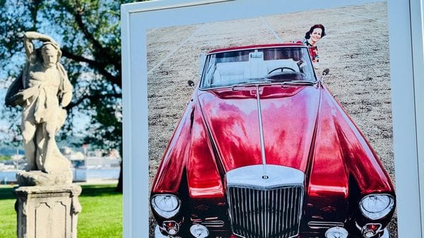 Newton, gli scatti di un genio. A Villa Olmo l’auto diventa arte