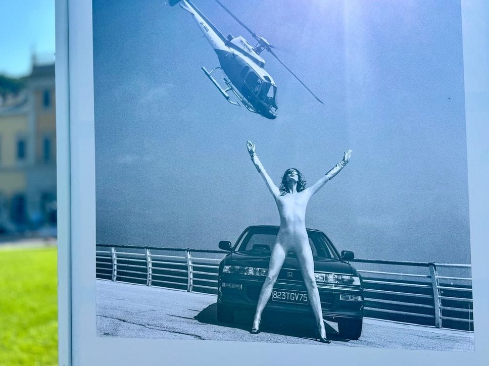 Newton, gli scatti di un genio. A Villa Olmo l’auto diventa arte