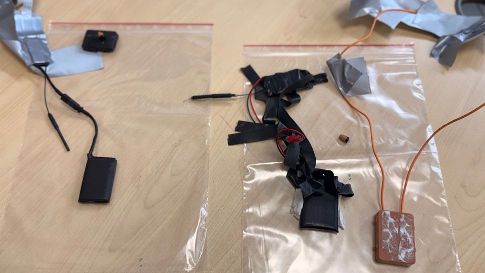 Micro camera sul bottone della camicia per copiare al test della patente: denunciati due uomini