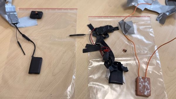 Micro camera sul bottone della camicia per copiare al test della patente: denunciati due uomini