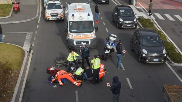 Non era sulle strisce, travolto: «Colpa anche dell’automobilista»