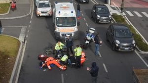 Non era sulle strisce, travolto: «Colpa anche dell’automobilista»