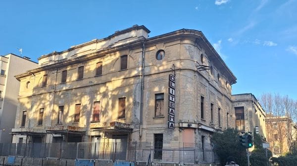 Sul tetto del Politeama fumando hashish: denunciati tre giovani
