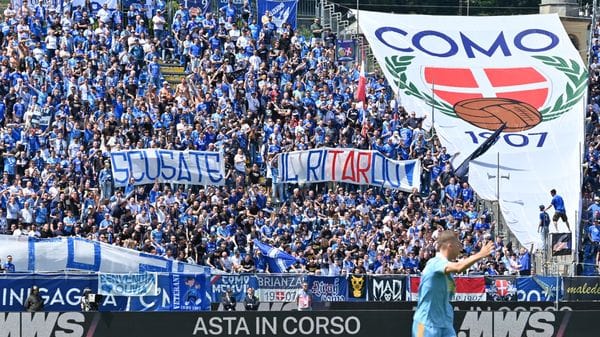 Protesta per orari e prezzi: anche Suwarso con i tifosi