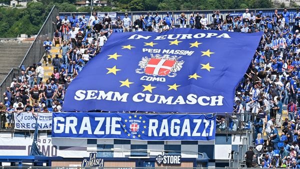 Striscioni, cori, balli e omaggi speciali. Da Nico a Strefezza