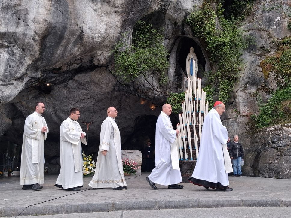 In 130 dalla diocesi di Como a Lourdes con Cantoni: «Vogliamo una Chiesa senza nemici»