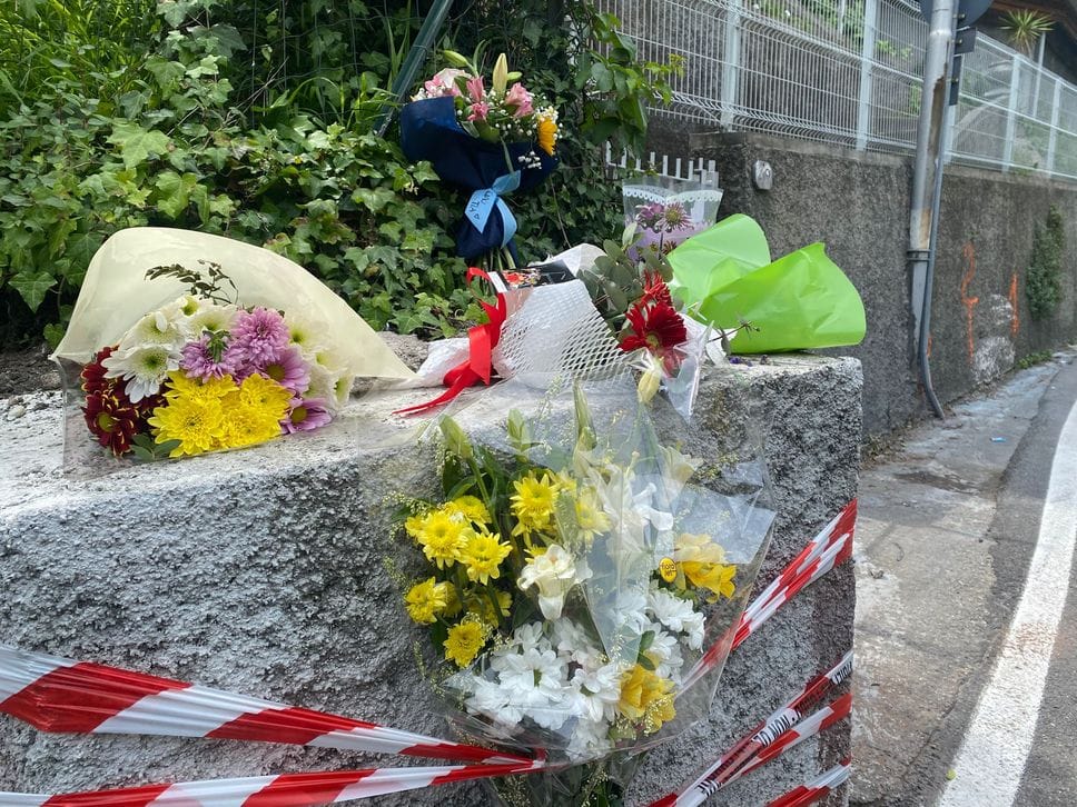 La tragedia di via Nino Bixio: migliora il giovane ferito e compaiono i fiori sul luogo dell’incidente