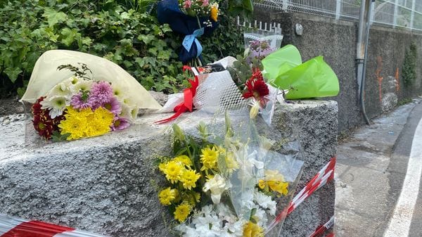La tragedia di via Nino Bixio: migliora il giovane ferito e compaiono i fiori sul luogo dell’incidente