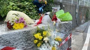 La tragedia di via Nino Bixio: migliora il giovane ferito e compaiono i fiori sul luogo dell’incidente