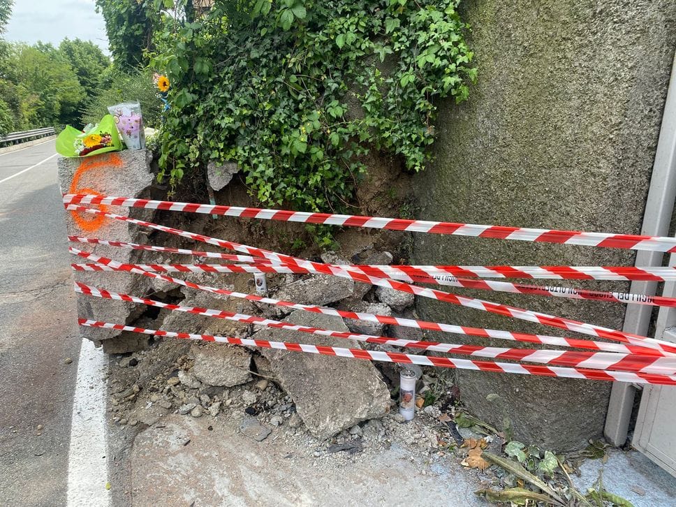 La tragedia di via Nino Bixio: migliora il giovane ferito e compaiono i fiori sul luogo dell’incidente