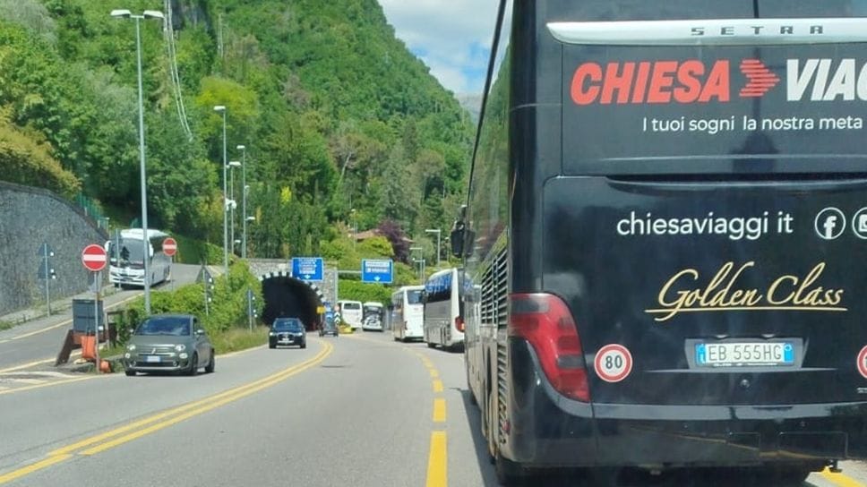 Regina, torna l’assalto dei bus turistici. Il sindaco: «Ora basta, dovete fermarli»