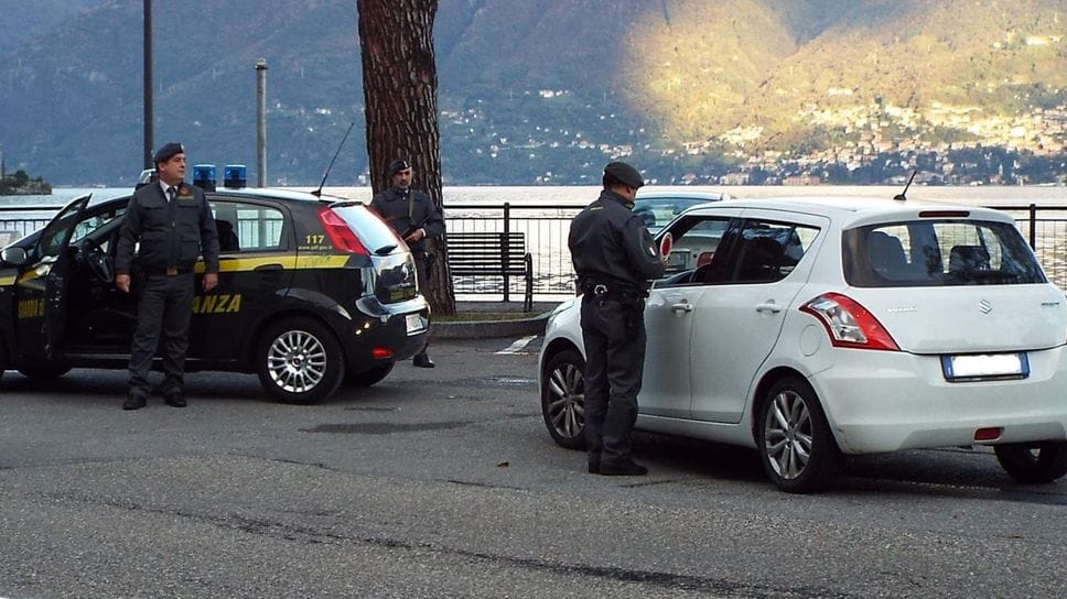 Tassista abusivo sorpreso dai finanzieri sulla Regina: rischia 7mila euro di multa