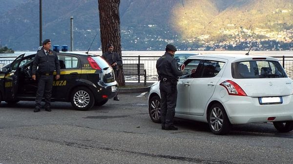 Tassista abusivo sorpreso dai finanzieri sulla Regina: rischia 7mila euro di multa