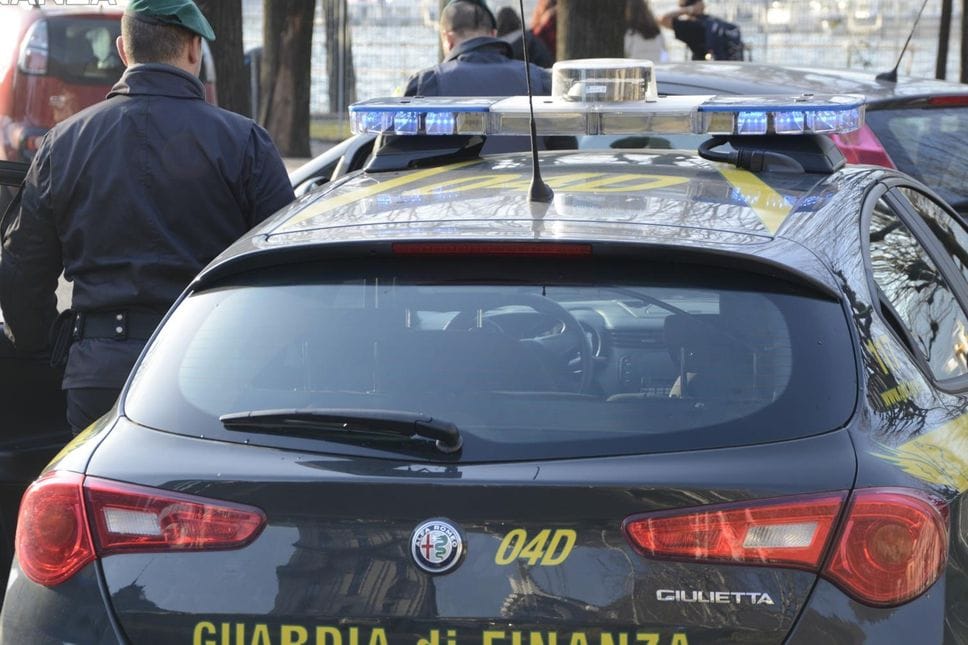 Tassista abusivo sorpreso dai finanzieri sulla Regina: rischia 7mila euro di multa