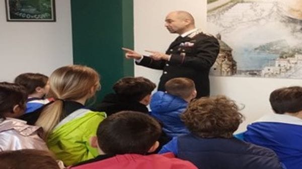 Cultura della legalità, i bambini fanno visita ai carabinieri 