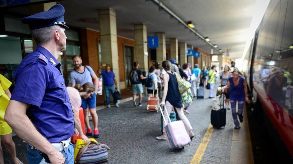 Fermata alla stazione con 50mila euro. Aveva appena truffato due pensionate